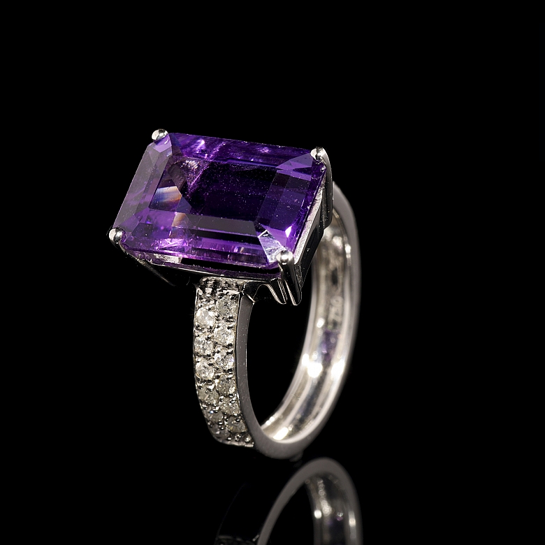 Anillo de oro blanco de 18K con amatista y diamantes
