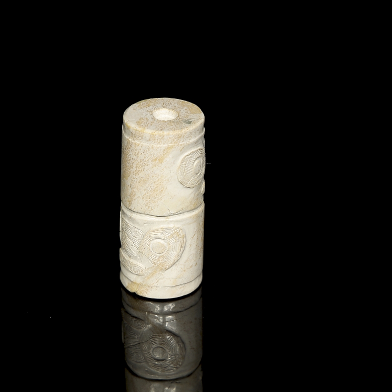 Colgante cong de jade tallado