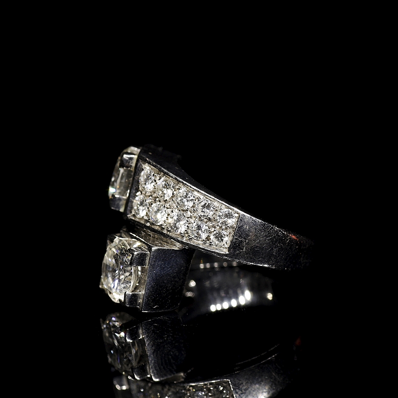 Sortija de oro blanco de 18 kt con dobles brillantes