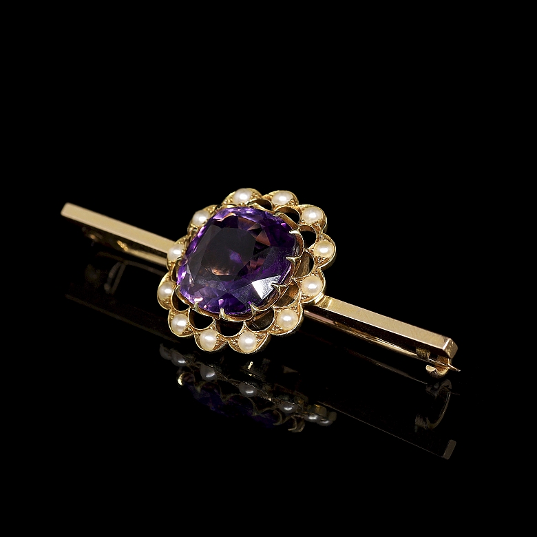 Broche de oro amarillo de 15 kt con amatista y perlas