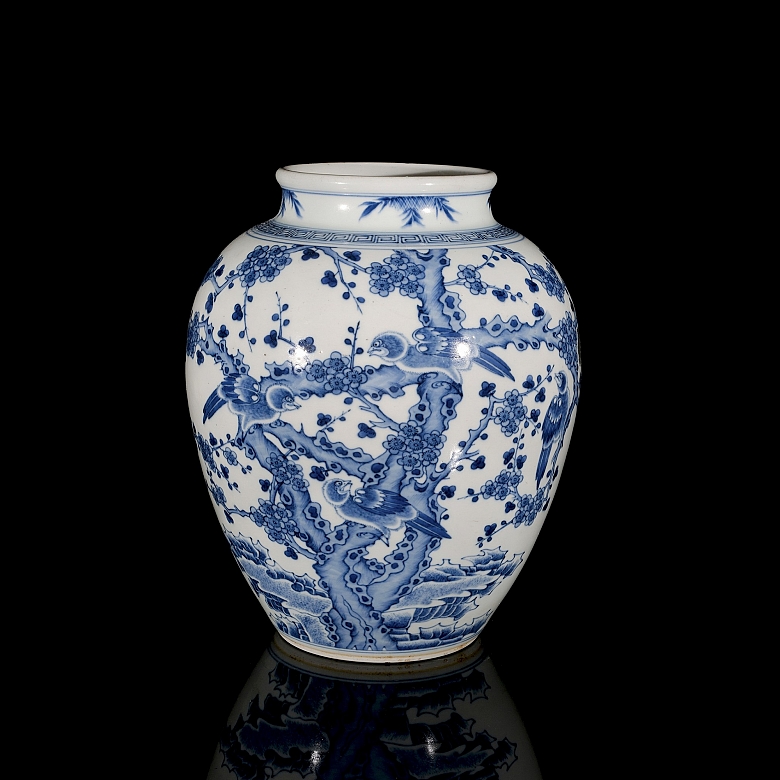Glazed porcelain jar ‘Birds in Branch’, with Qianlong seal