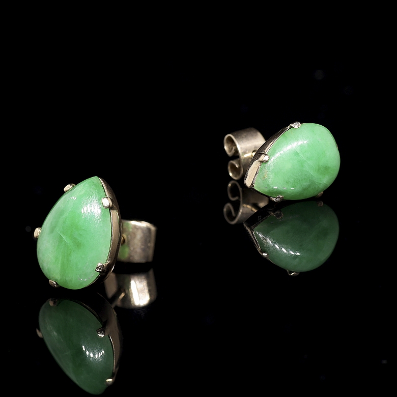 Pendientes de oro amarillo con jadeíta tallada