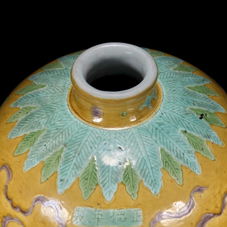 Meiping glazed ceramic vase 