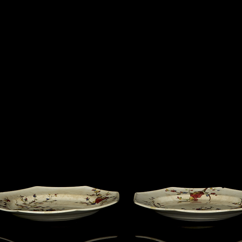 两件釉面陶瓷盘，题为《枝头绽放》，20世纪