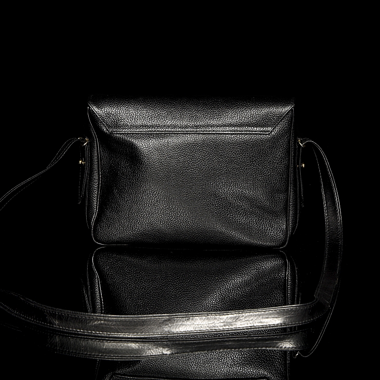 Nina Ricci “Bandolera negra”