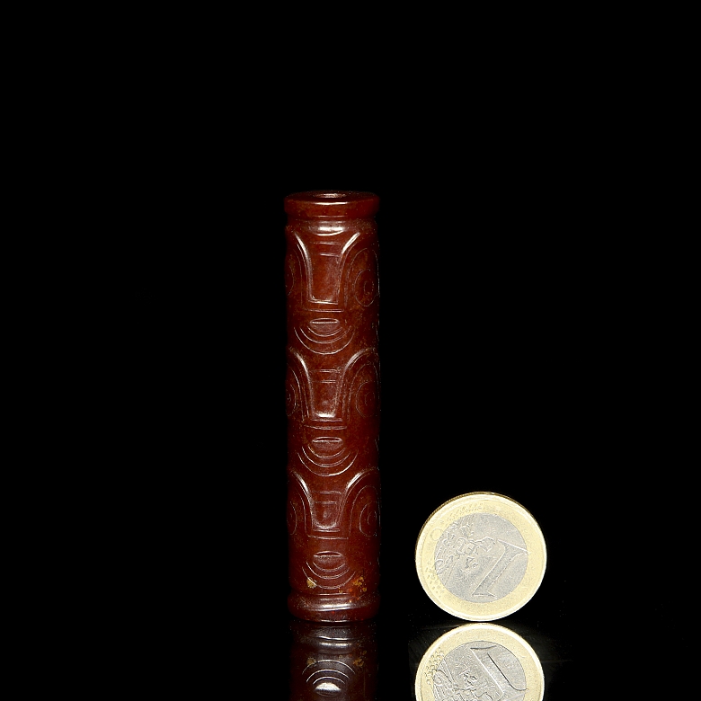 Colgante tubular de jade rojizo, cultura Liangzhu