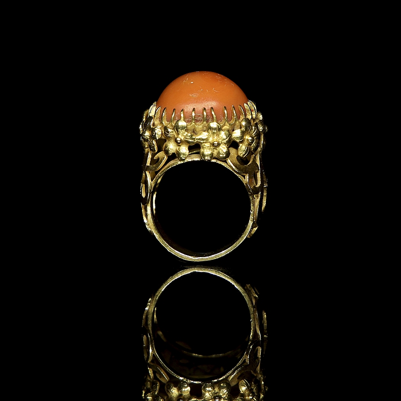 Anillo de oro amarillo de 18k con coral