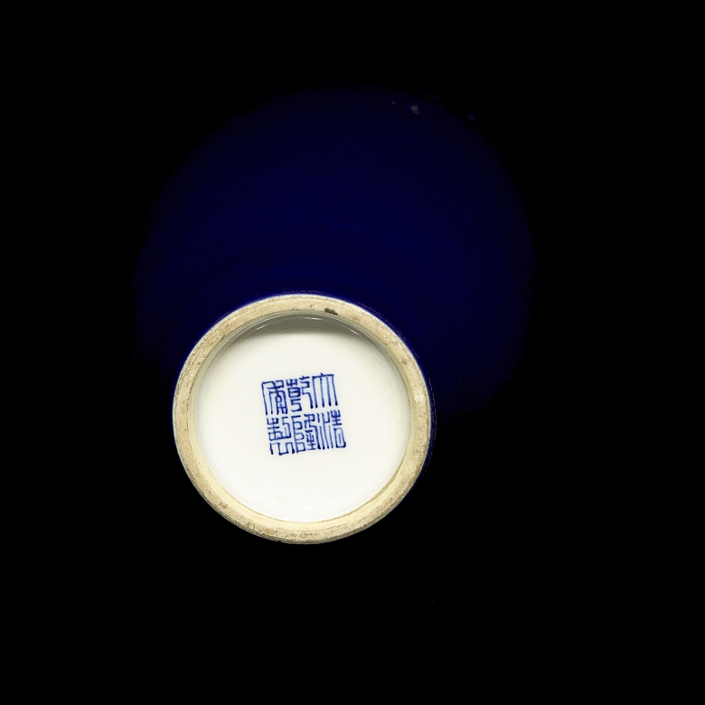 Blue enameled porcelain vase, with Qianlong seal - 3