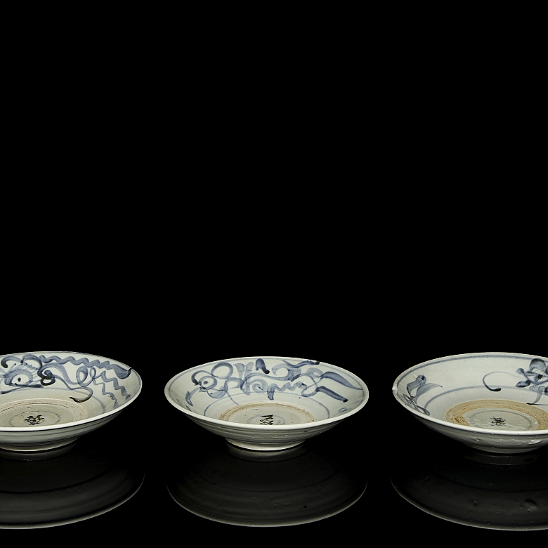 Tres platos de cerámica esmaltada, dinastía Ming - 5