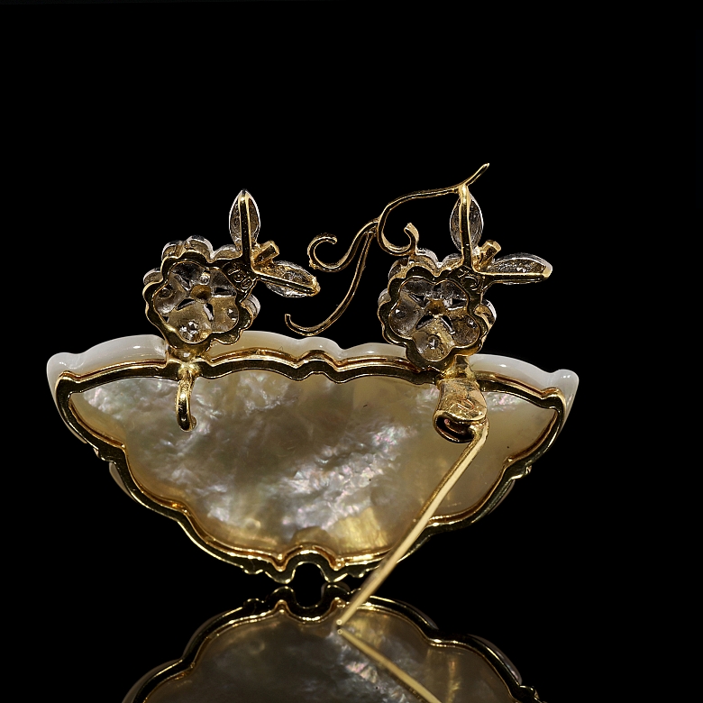 Broche con forma de mariposa en oro de 18K, nácar y diamantes