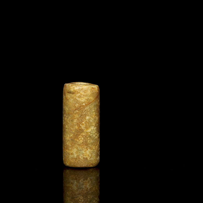 Cuenta tubular de jade tallado, cultura Hongshan - 1