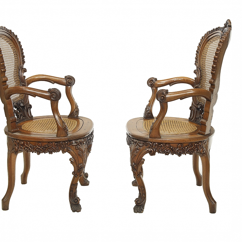 两把路易十五风格的藤编扶手椅，19世纪