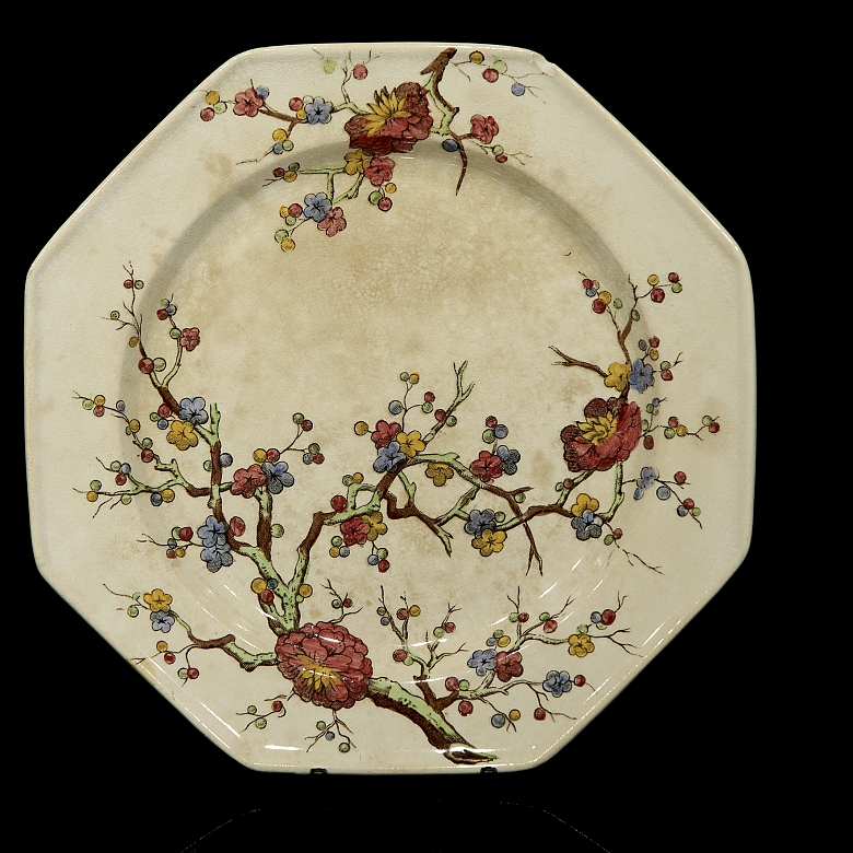 Dos platos de cerámica esmaltada