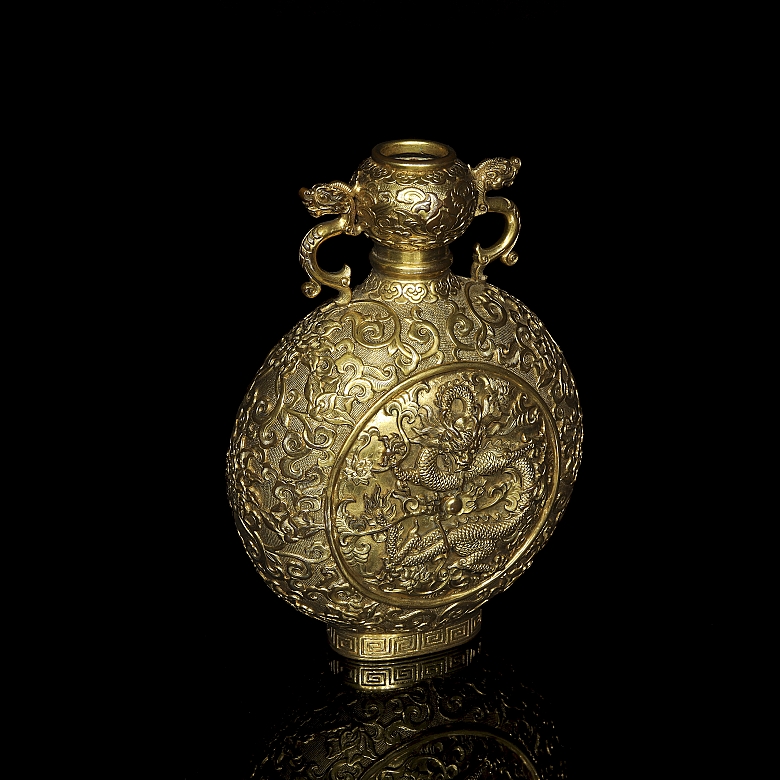 Jarrón de bronce dorado