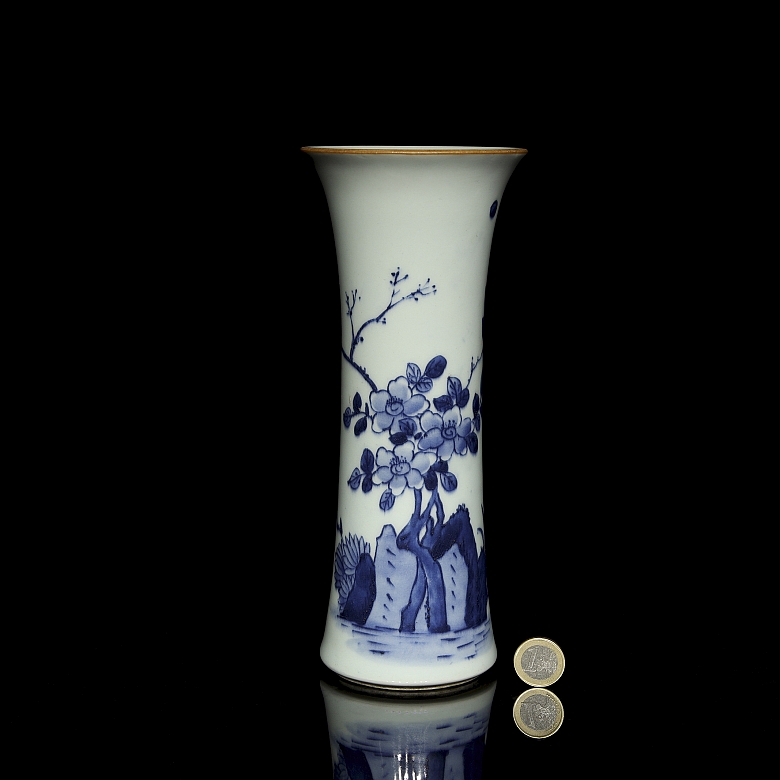 Jarrón de porcelana azul y blanca 