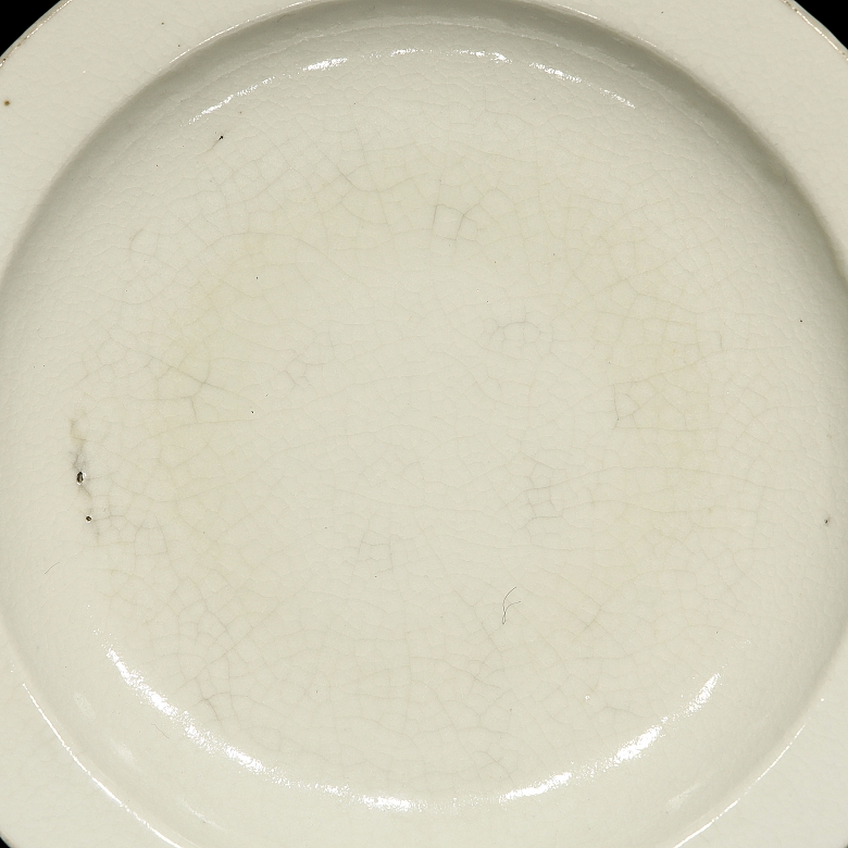 Plato de cerámica con vidriado blanco, dinastía Qing