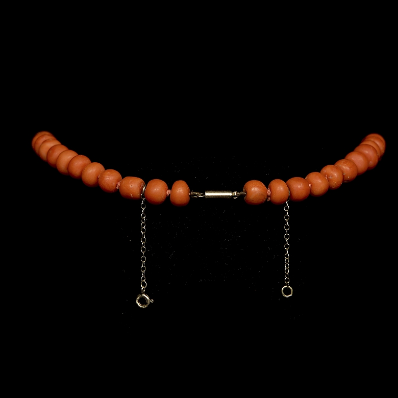 Collar de oro amarillo y coral