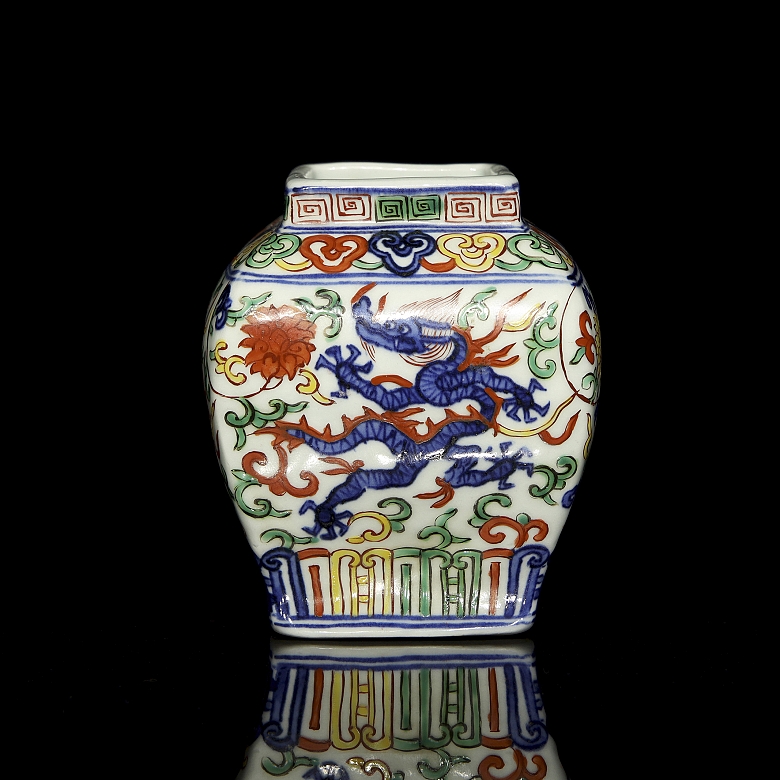 Recipiente con esmalte wucai