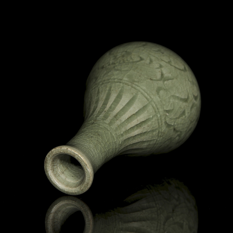 Celadon porcelain vase ‘Engraved flowers’, Song style - 4