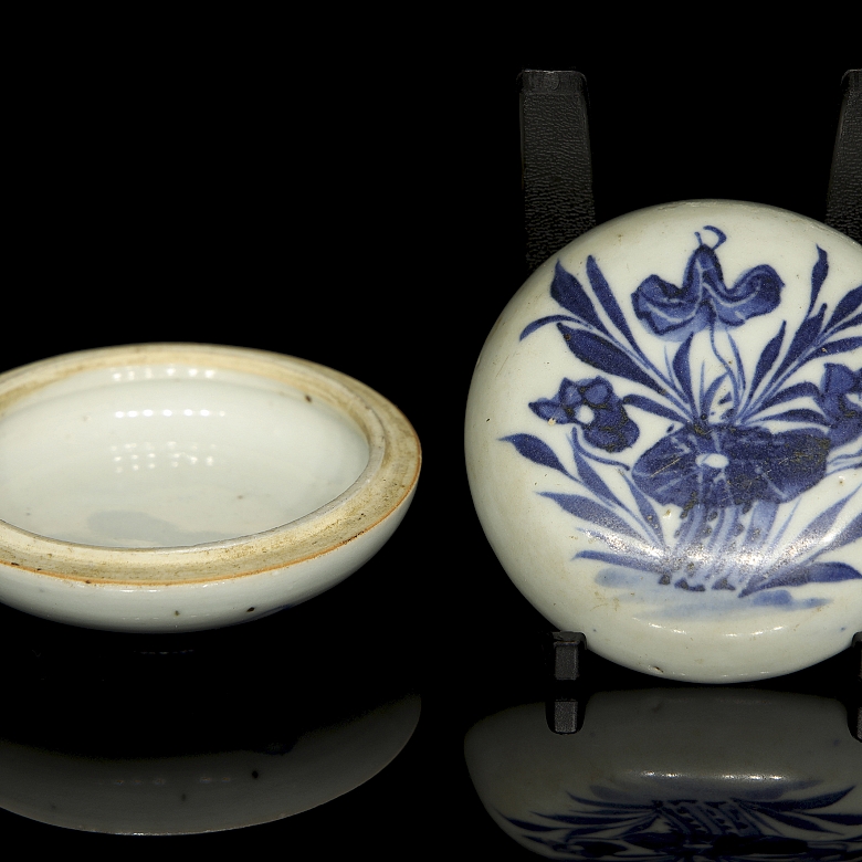 Caja de porcelana blanca y azul 