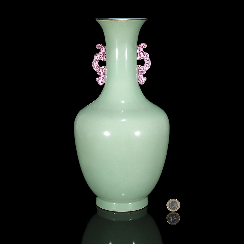 Jarrón de porcelana con esmalte celadón, dinastía Qing