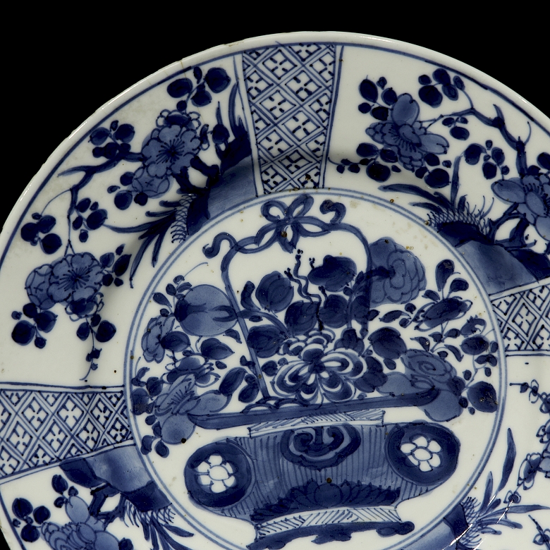 Pareja de platos de porcelana