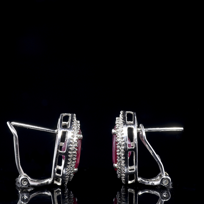 Pendientes en oro blanco de 18K con rubíes y diamantes