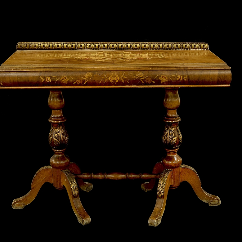 Consola de madera de nogal y marquetería, s.XIX