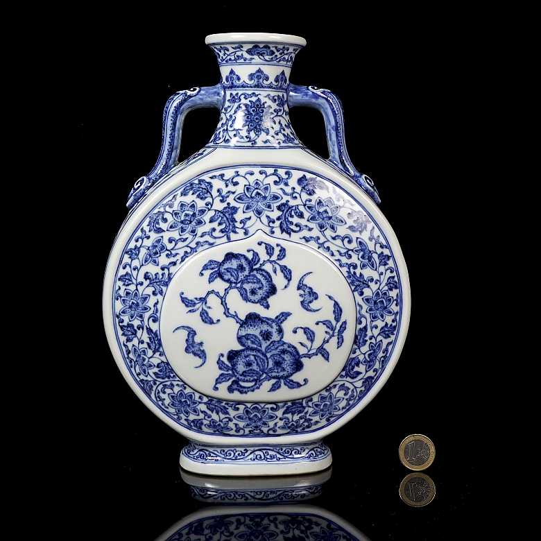 Blue and white porcelain ‘Bianhu’ vase, with Qianglong mark