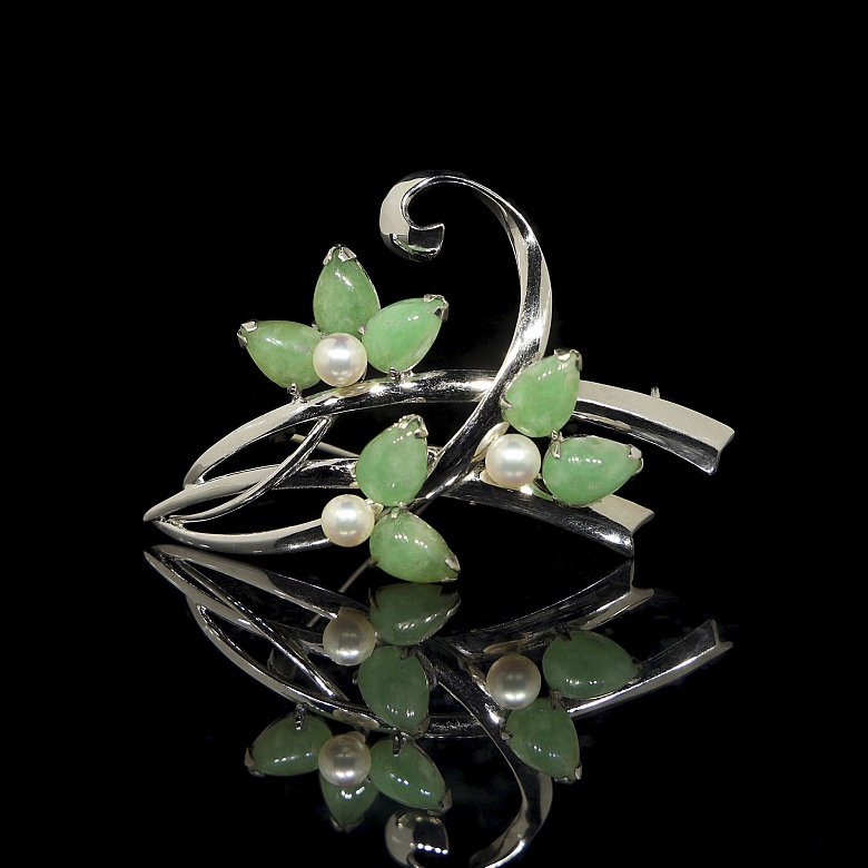 Broche de oro blanco con perlas y jadeíta