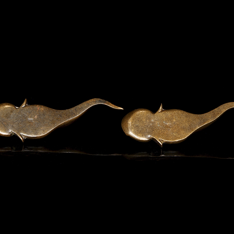Pareja de figuras de bronce