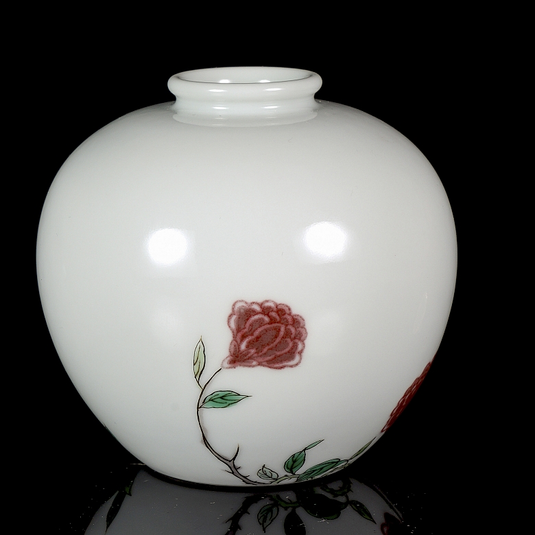 Glazed porcelain Zun vessel ‘Roses’, with Kangxi mark