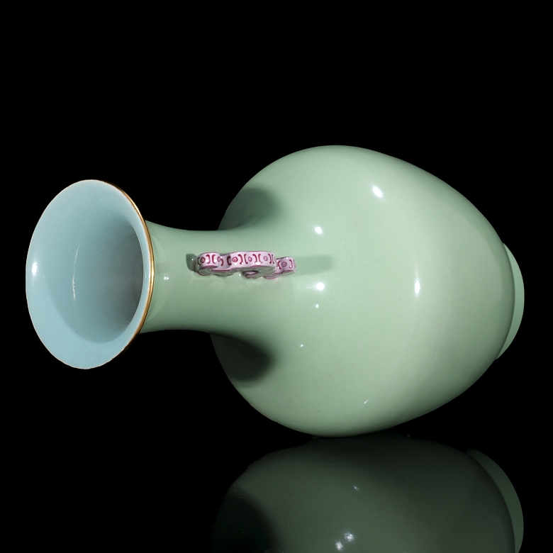 Jarrón de porcelana con esmalte celadón, dinastía Qing