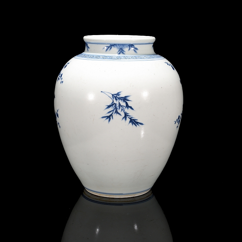Glazed porcelain jar ‘Birds in Branch’, with Qianlong seal