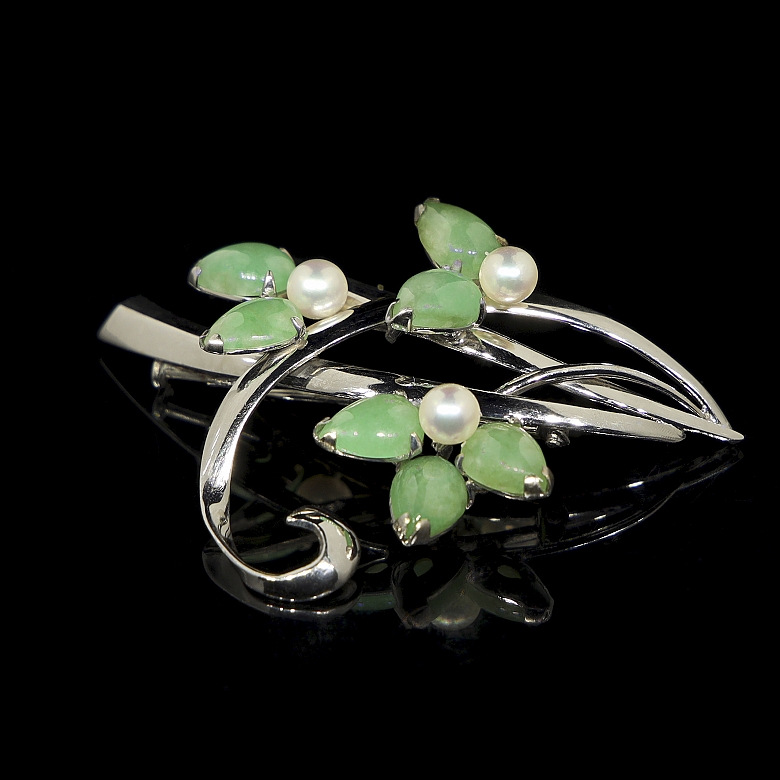 Broche de oro blanco con perlas y jadeíta