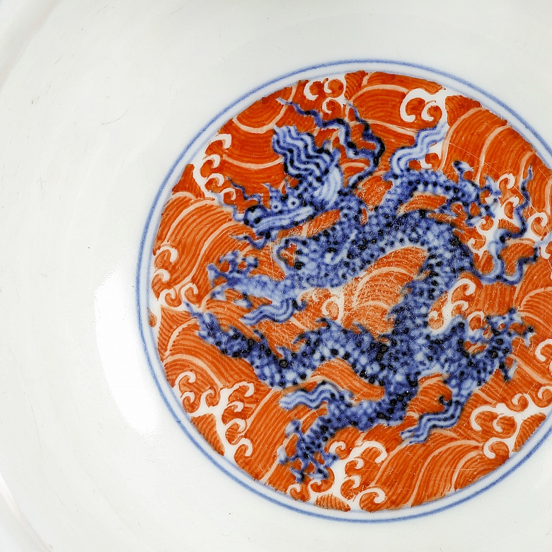 Glazed porcelain bowl “Dragons,” with Xuande seal