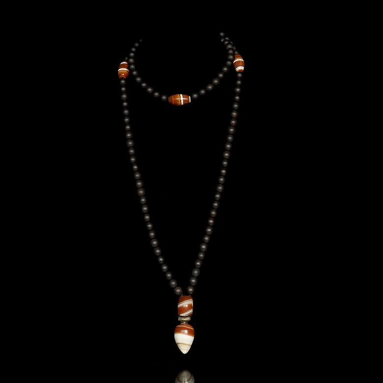 Collar de ciento ocho cuentas de ágata negra y Dzi, dinastía Liao