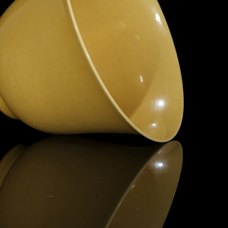Cuenco de porcelana con esmalte amarillo, dinastía Ming