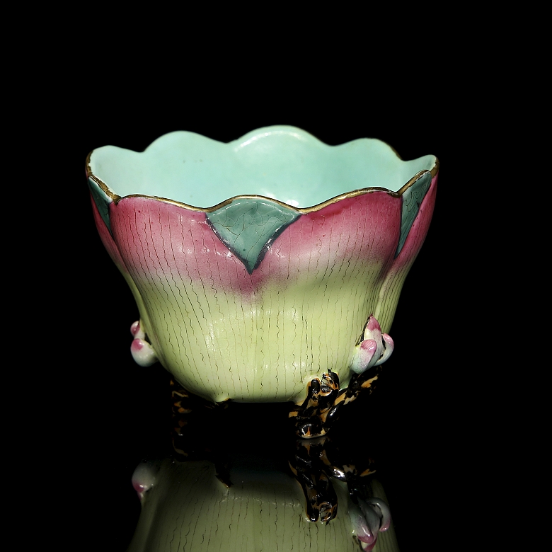 Pequeño cuenco de porcelana esmaltada “Flor”, con sello Qianlong
