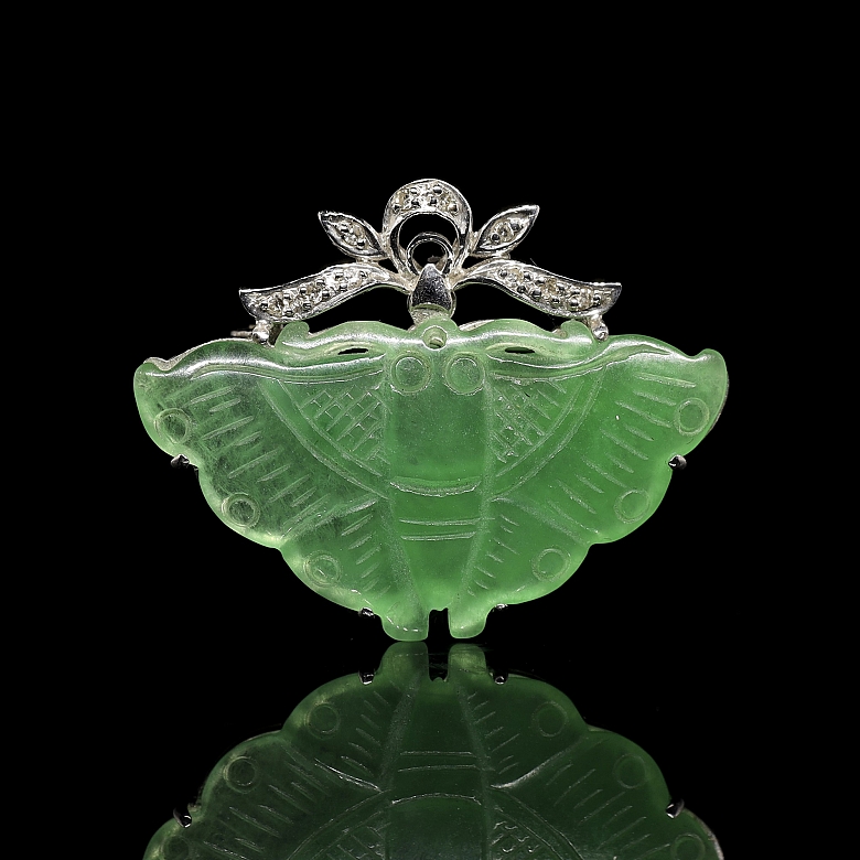 Broche en oro blanco de 18K con mariposa de jade y diamantes