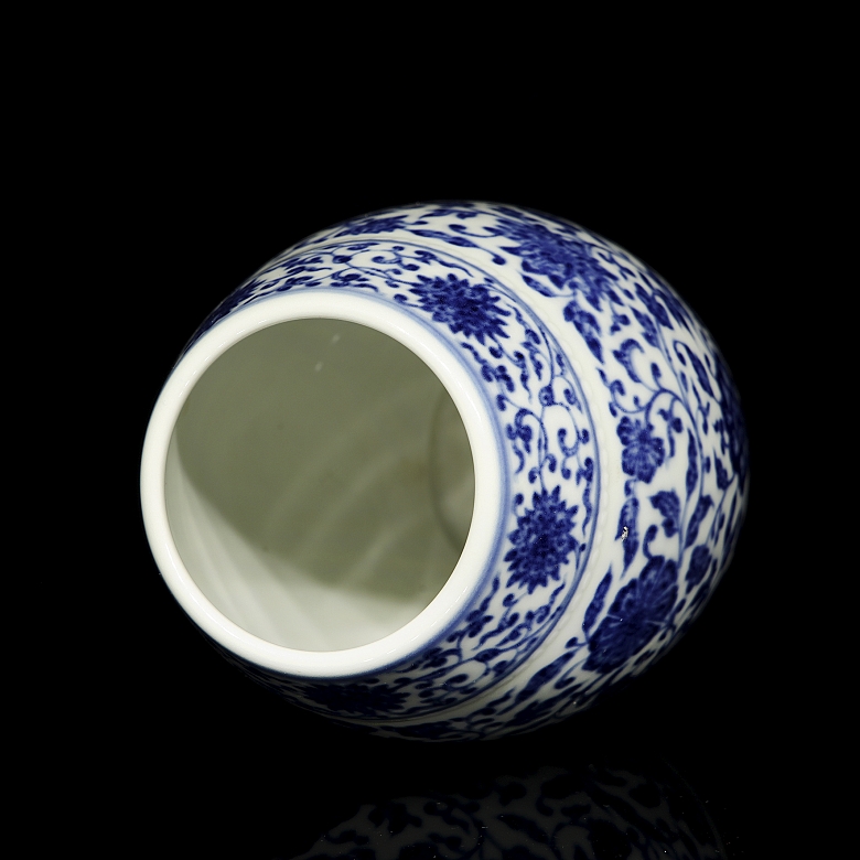 Jarrón azul y blanco con forma de barril 