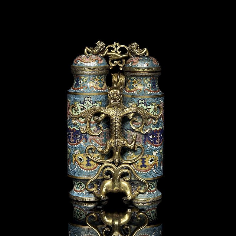 Doble jarrón de bronce dorado con esmalte cloisonné 