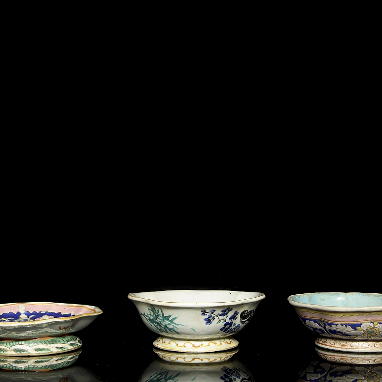 Three enamelled porcelain bowls ‘Rose Family’, Qing dynasty - 2