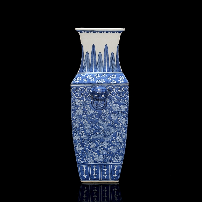 Blue and white porcelain fangpin vase, ‘Flowers’, Qing dynasty