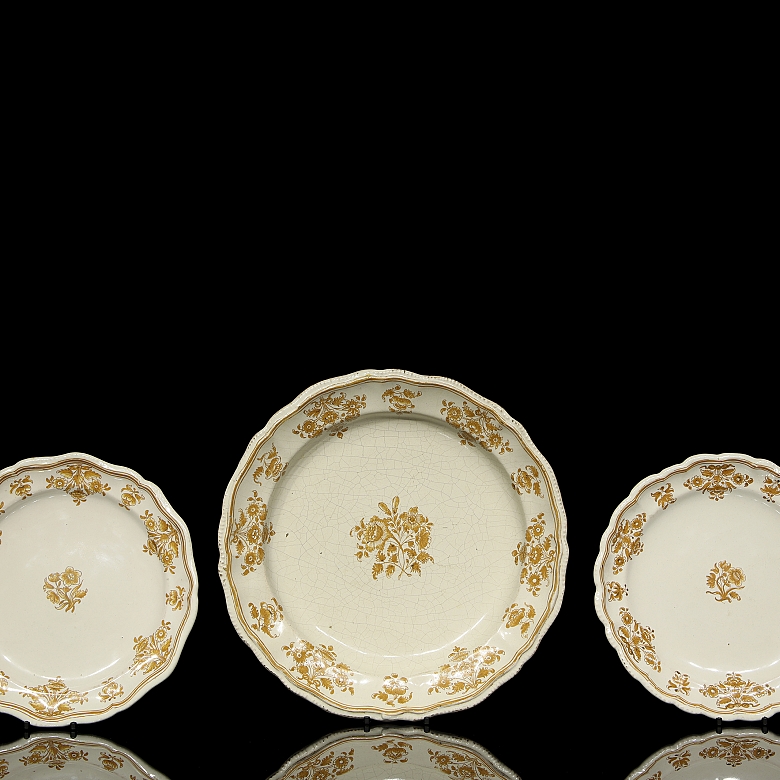 19世纪穆斯捷出土的三只陶瓷盘