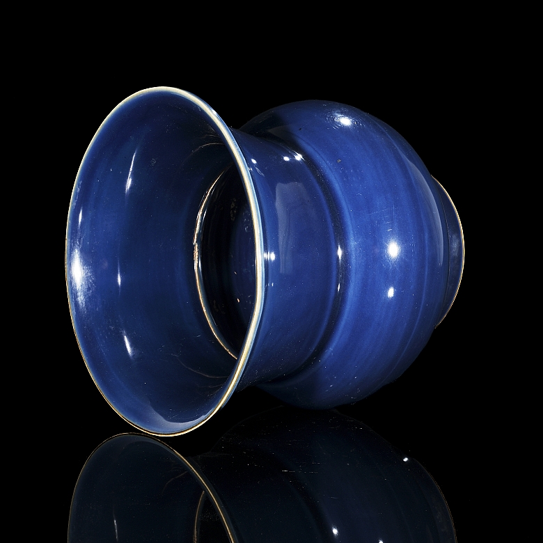 Recipiente de cerámica con esmalte azul, dinastía Ming