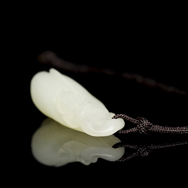White jade pendant, “Aubergine,” 20th century - 5