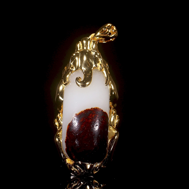 Colgante de jade blanco con montura de metal dorado, dinastía Qing