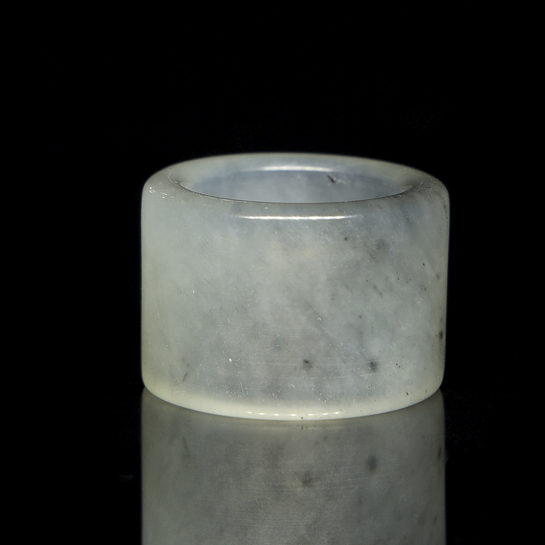 Anillo de arquero de jade blanco tallado, s.XX
