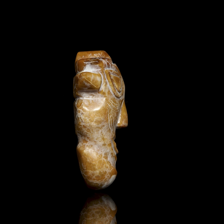 Colgante de jade tallado